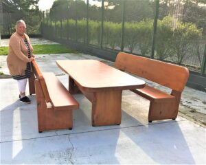 1004: Table with 2 bench Seats with Backs