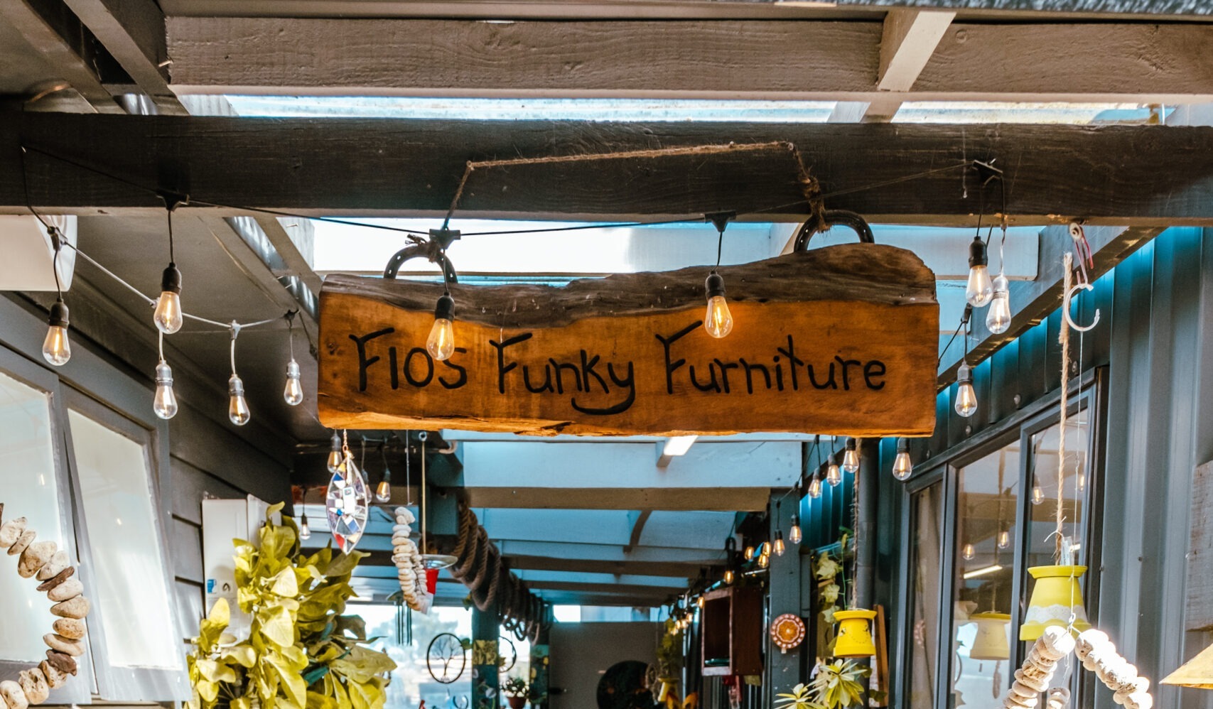 Flo's funky furniture logo