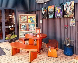 4001: Round Table with 3 Curve Benches