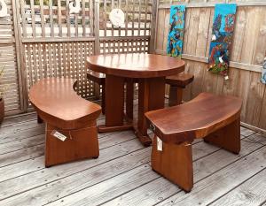 4001: Round Table with 3 Curve Benches