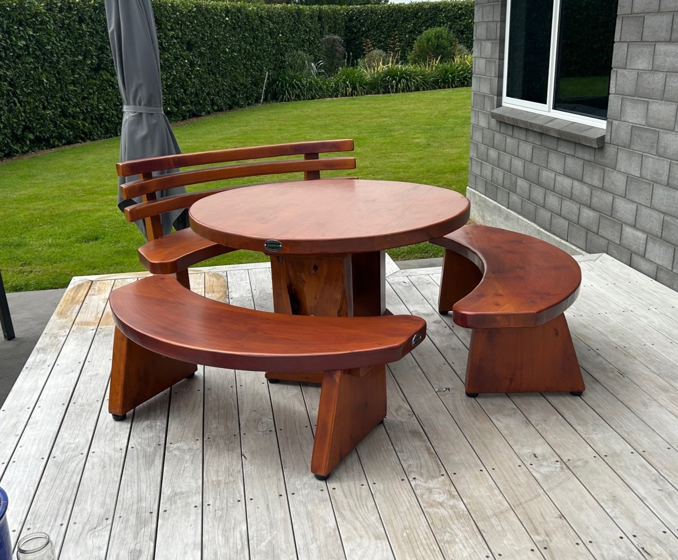 4002: Round Table with Curved Park Bench & 2 Curve Benches