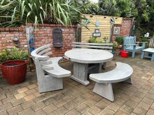 4002: Round Table with Curved Park Bench & 2 Curve Benches