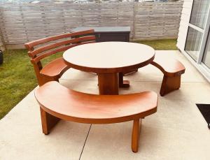 4002: Round Table with Curved Park Bench & 2 Curve Benches