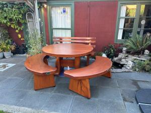 4002: Round Table with Curved Park Bench & 2 Curve Benches