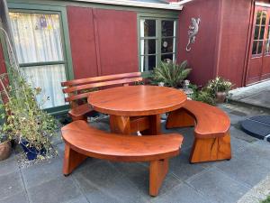 4002: Round Table with Curved Park Bench & 2 Curve Benches