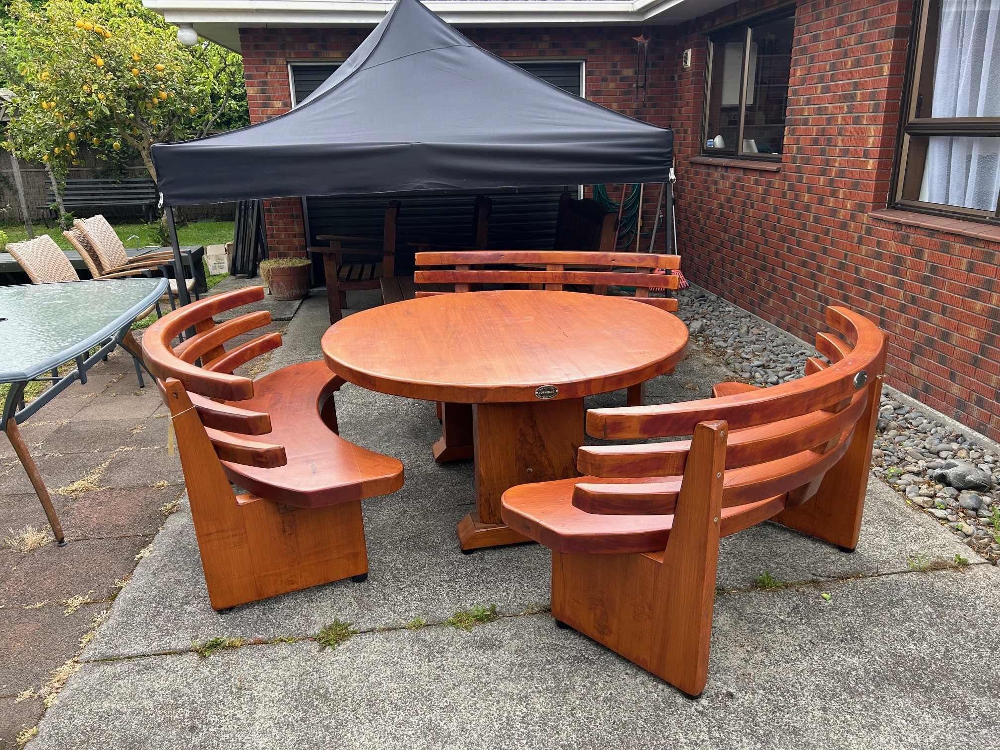 4005: Round Table with 3 Curved Park Benches