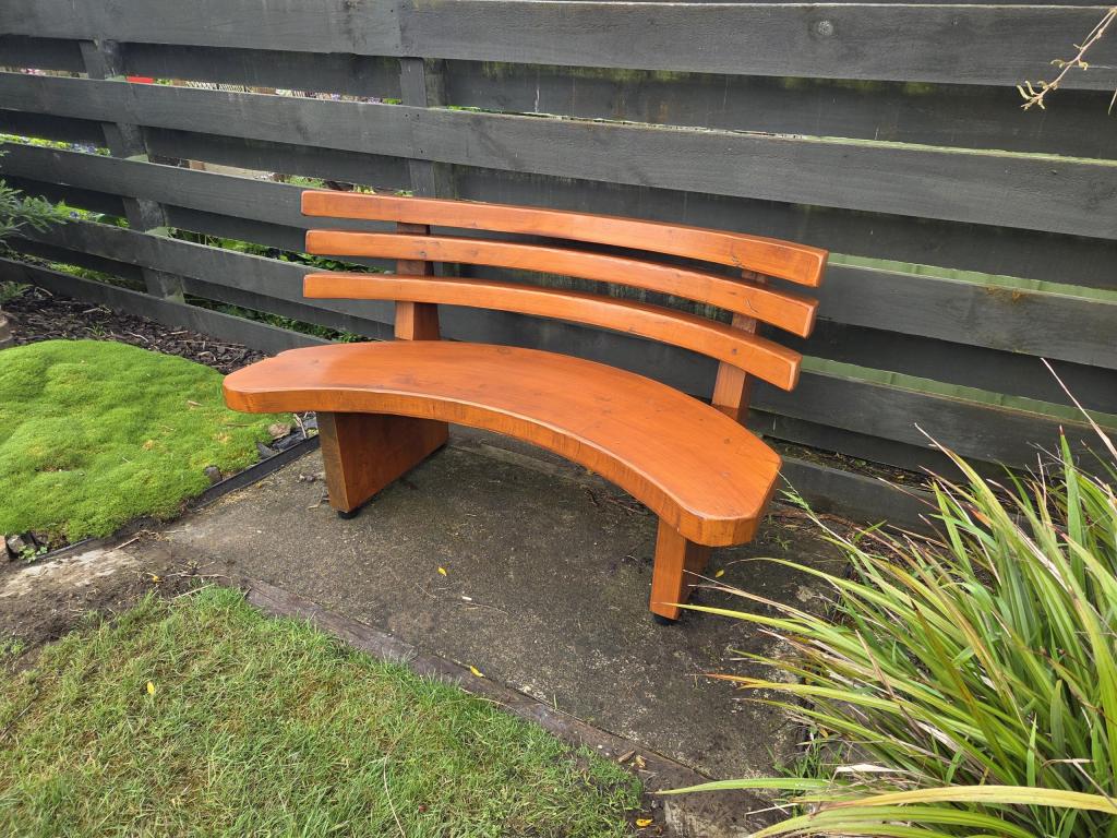 5017: Curved Park Bench