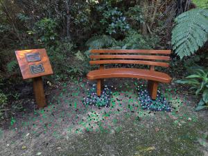 5017: Curved Park Bench