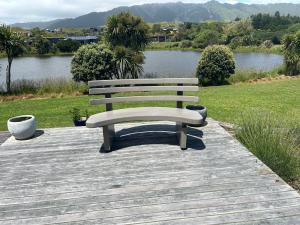 5017: Curved Park Bench