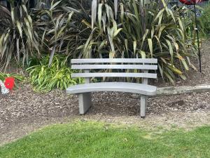 5017: Curved Park Bench