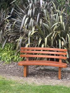 5017: Curved Park Bench
