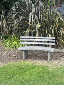 5017: Curved Park Bench