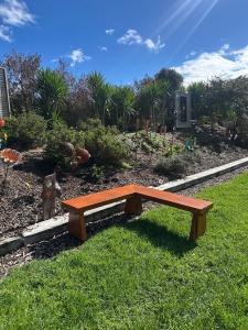 5015: Corner Bench Seat