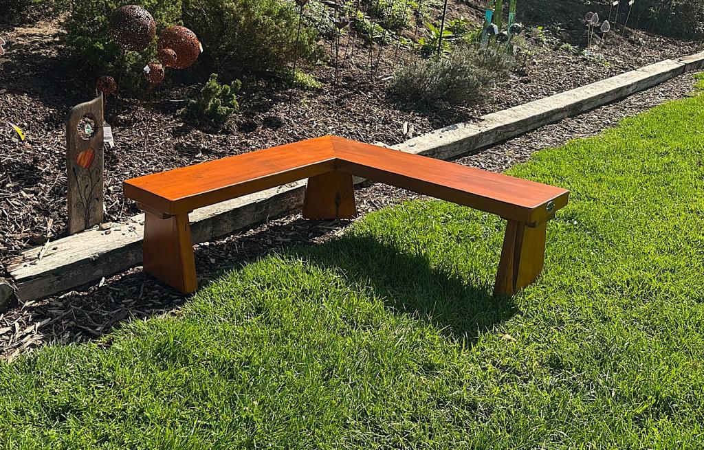 5015: Corner Bench Seat